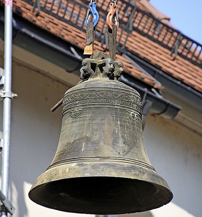 Die Glocke wurde in einer mehrstündige...enstuhl der Sebastianskapelle gehievt.  | Foto:  