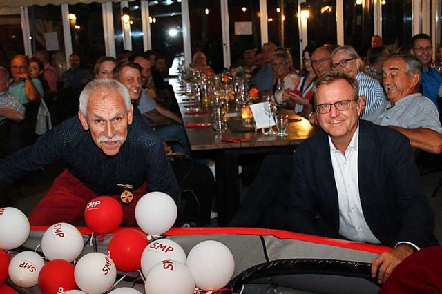 Andreas Heuser (rechts) berreichte  G...jak und bedankte sich fr sein Wirken.  | Foto: Mario Schneberg
