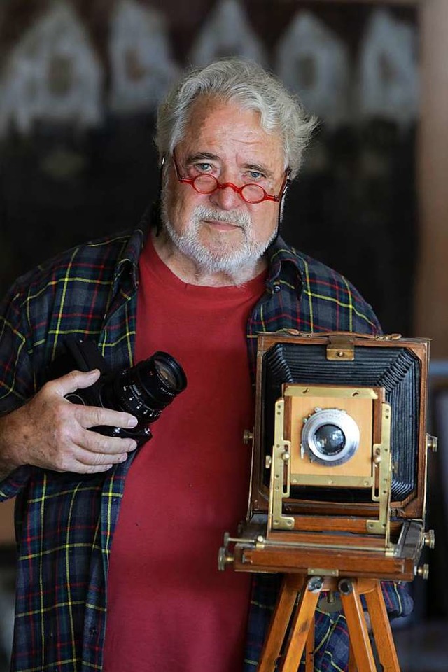Rolf Dieterle zeigt zwei seiner Kameras.  | Foto: Christoph Breithaupt