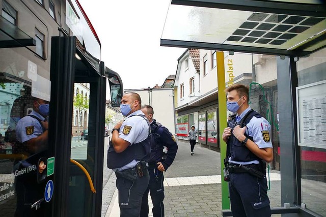 Am Urteilsplatz steigen die Polizeibea...ste halten sich an die Maskenpflicht.  | Foto: Elena Stenzel