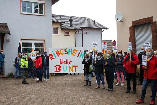 80 Demonstranten gegen eine AfD-Versam...gabend vor dem Ringsheimer Brgerhaus   | Foto: Adelbert Mutz