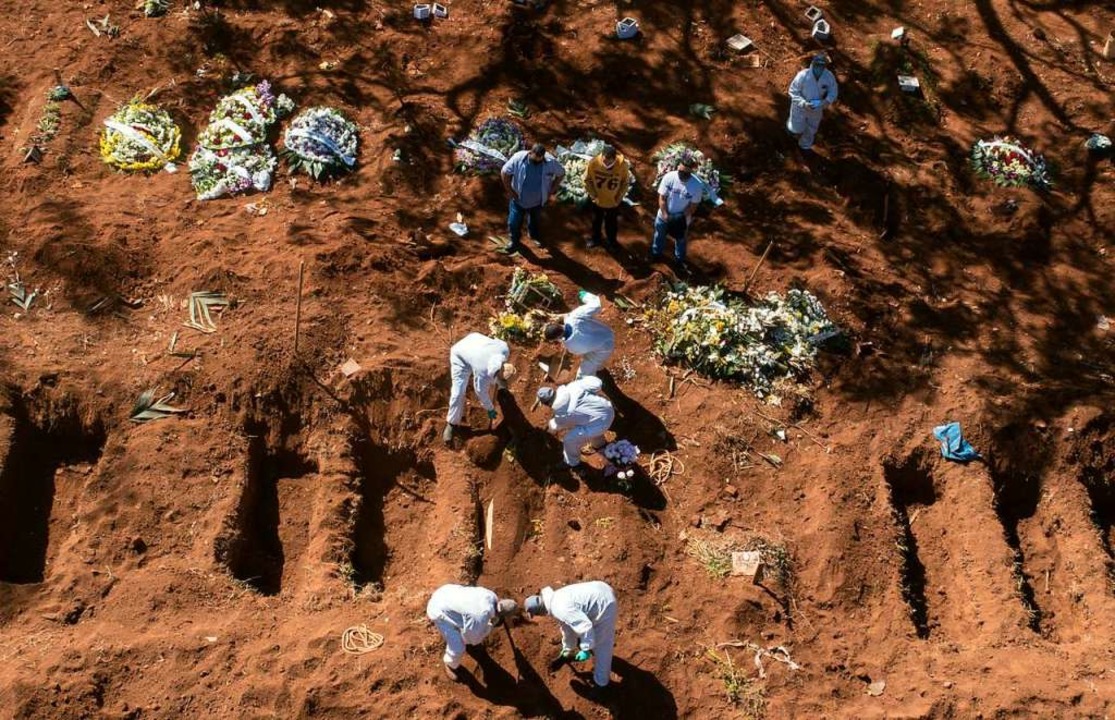 Beerdigung von Covid-19-Todesopfern in...wersten betroffenen Gegenden der Erde.  | Foto: Andre Penner (dpa)