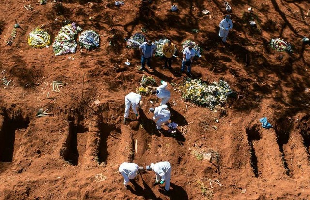 Beerdigung von Covid-19-Todesopfern in...wersten betroffenen Gegenden der Erde.  | Foto: Andre Penner (dpa)