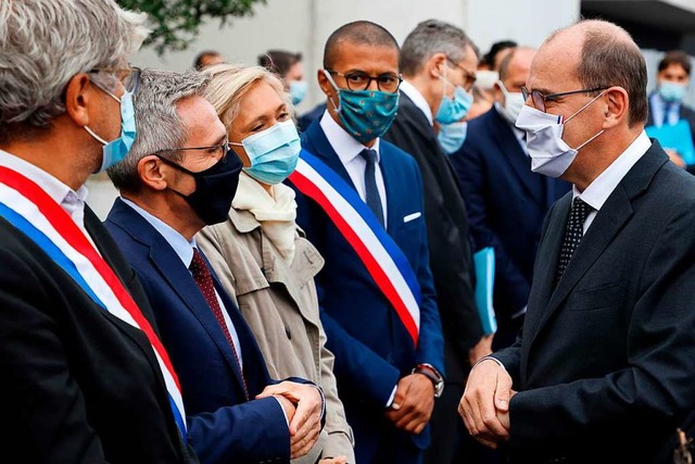 Nur mit Maske: Premier Jean Castex (r....en des Departements Seine-Saint-Denis.  | Foto: LUDOVIC MARIN (AFP)