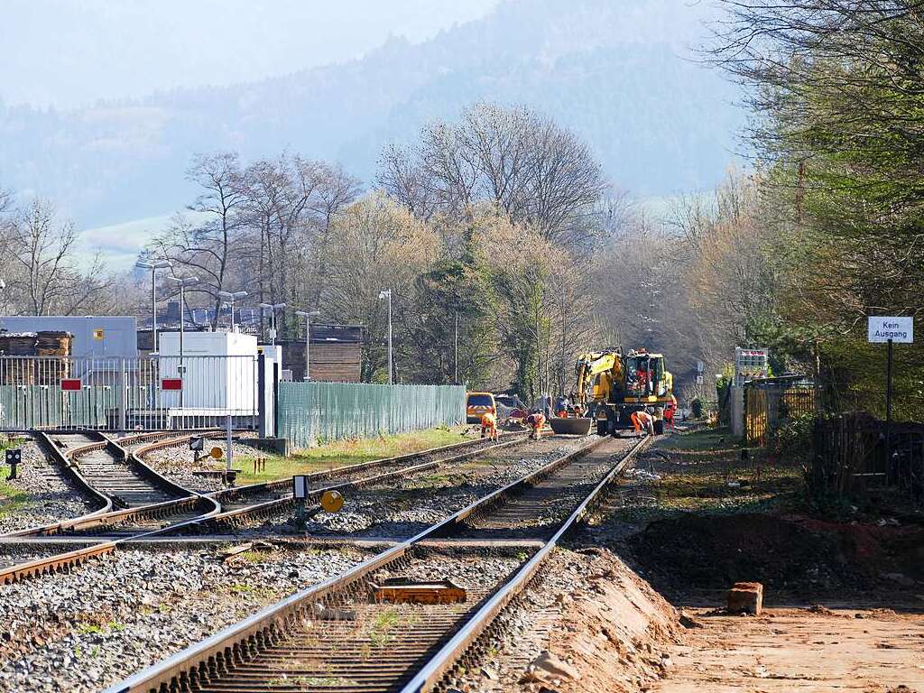 An mehreren Bahnbergngen und am Waldkircher Bahnhof (linkes Bild) laufen die Arbeiten zur Elektrifizierung der Elztalbahn.