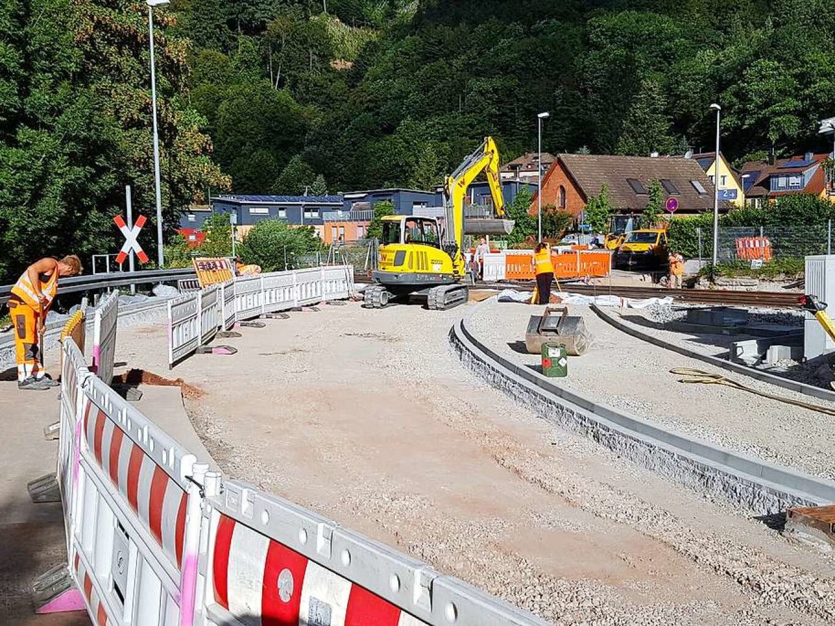 So sieht die Baustelle am Bahnbergang beim Bahnhof Waldkirch Ende August aus.