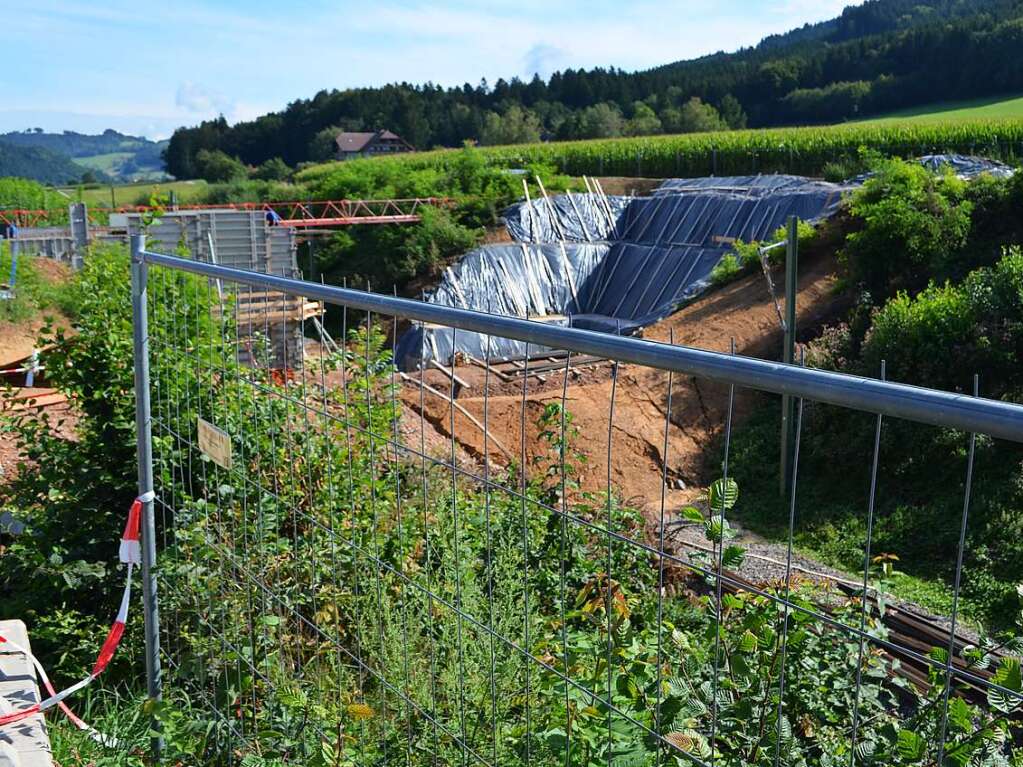 Die Brcke an der Silberwaldstrae ist noch mitten in der Bauphase - der Gleisverlauf ist unterbrochen.