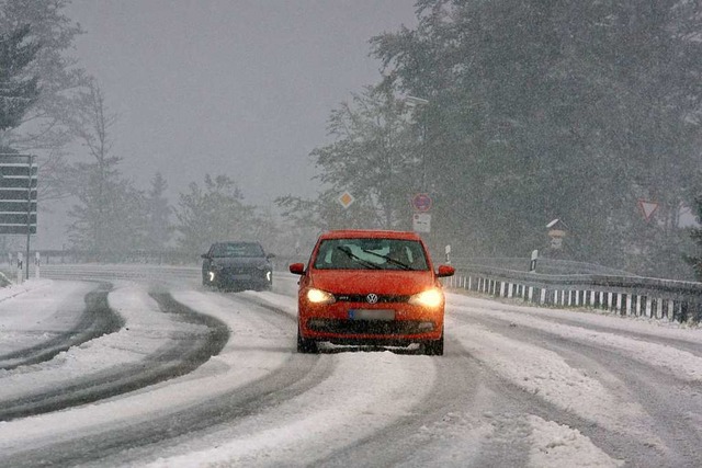 Autos fahren auf einer Schneebedeckten...chwarzwald nach dem ersten Schneefall.  | Foto: Andreas Rosar (dpa)