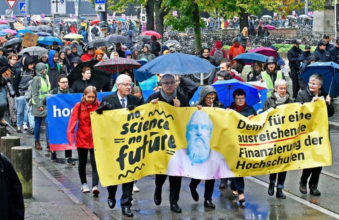 Oktober 2019:  Rektor Schiewer demonst...tudierenden für mehr Geld für die Uni.  | Foto: Michael Bamberger