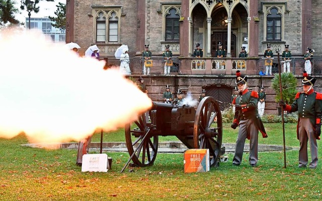 Die Ranzengarde erffnete mit Salutsch... den Aktionstag fr das Stadtjubilum.  | Foto: Michael Bamberger