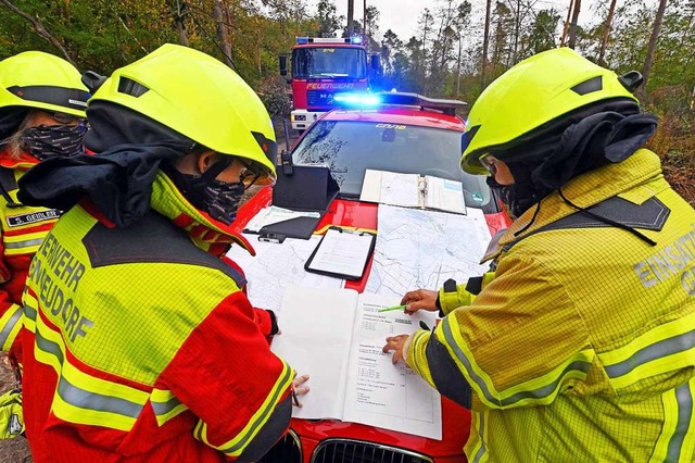 In Bruchsal ben  Feuerwehrleute den Ernstfall.  | Foto: Uli Deck (dpa)