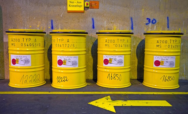 Strahlend gelbe Fsser: Radioaktiver A...r Wiederaufarbeitungsanlage Karlsruhe.  | Foto: Wolfram Kastl (dpa)