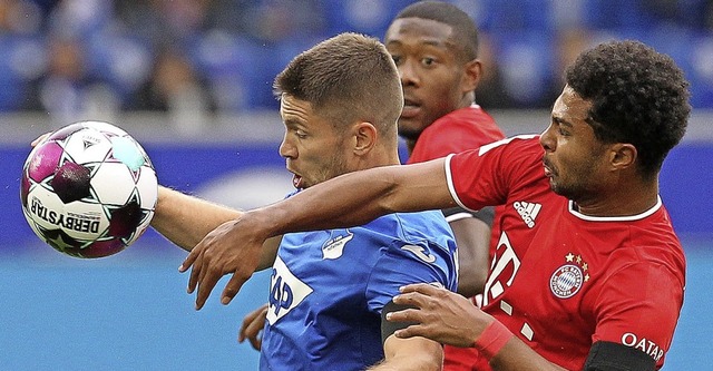 Die Hoffenheimer (hier Andrej Kramaric... Alaba, Mitte) und Serge Gnabry durch.  | Foto: DANIEL ROLAND (AFP)