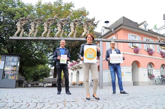 Der Gewerbeverein mit Martin Bhler, H...von Steinen bis nach Todtnau verteilt.  | Foto: Nicolai Kapitz