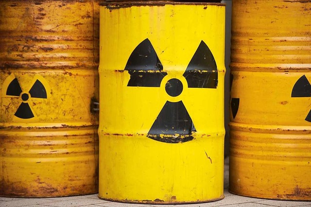 Mit gelben Tonnen und dem Radioaktiv-Z...egen das Atommllendlager in Gorleben.  | Foto: Sebastian Kahnert (dpa)