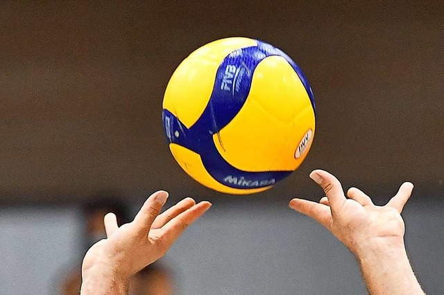 Auch ein kontaktloser Sport wie Volleyball kann Corona-Probleme bekommen.  | Foto: Achim Keller