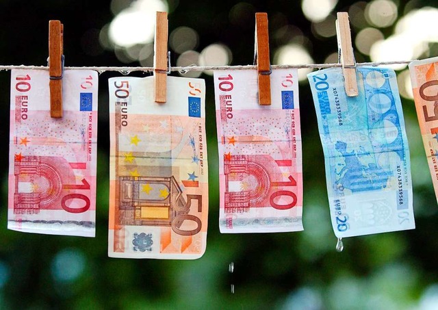 Geldscheine hngen auf einer Wscheleine.  | Foto: dpa