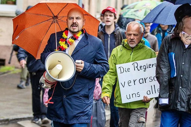 Stefan Rpple, hier bei einer Demonstr...orona-Manahmen Ende Mai in Stuttgart.  | Foto: Christoph Schmidt (dpa)