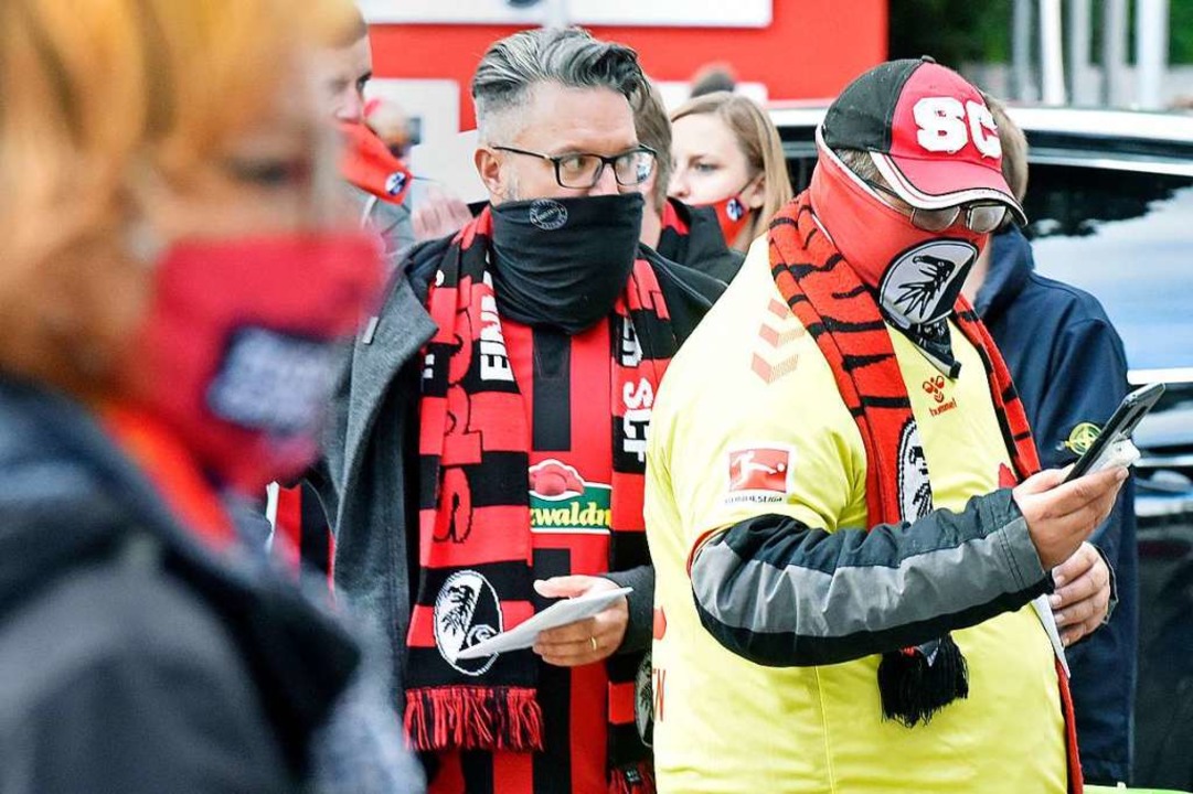 Mund-Nasen-Schutz: Gerne in Vereinsfarben.  | Foto: Michael Bamberger