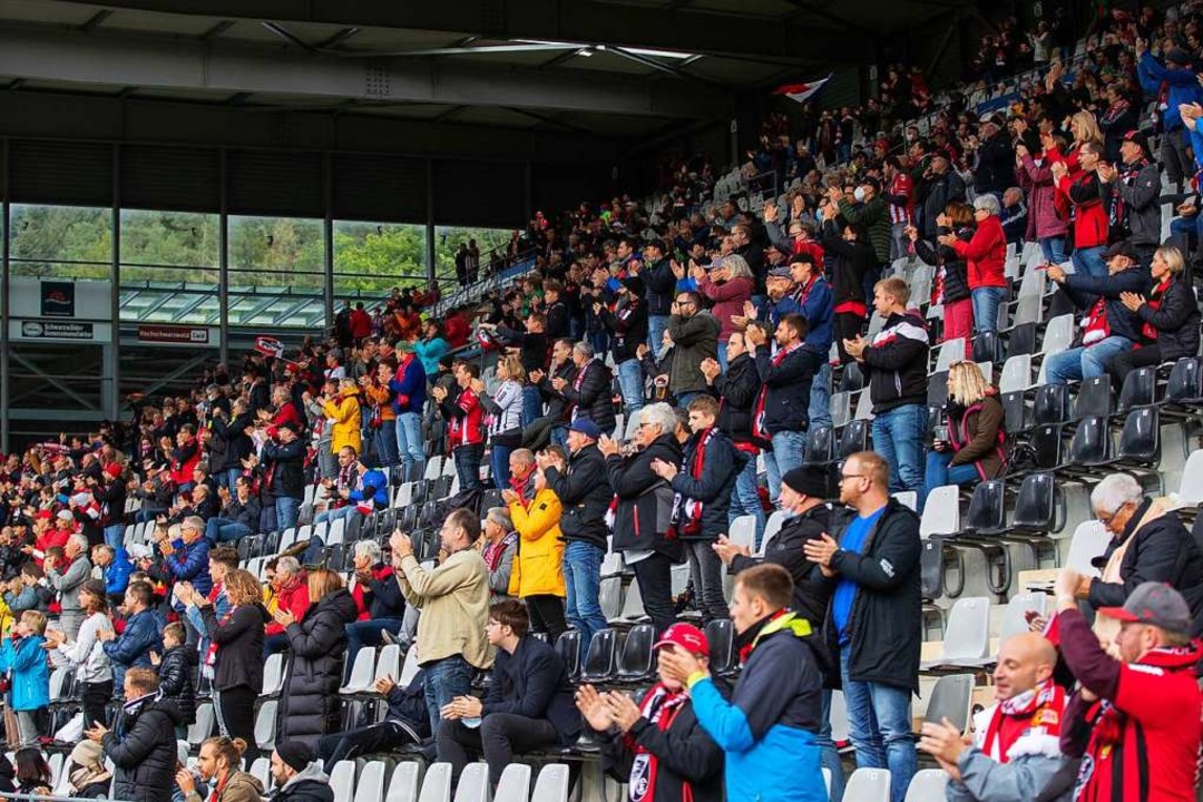 Applaus fr die Mannschaft.  | Foto: Tom Weller (dpa)