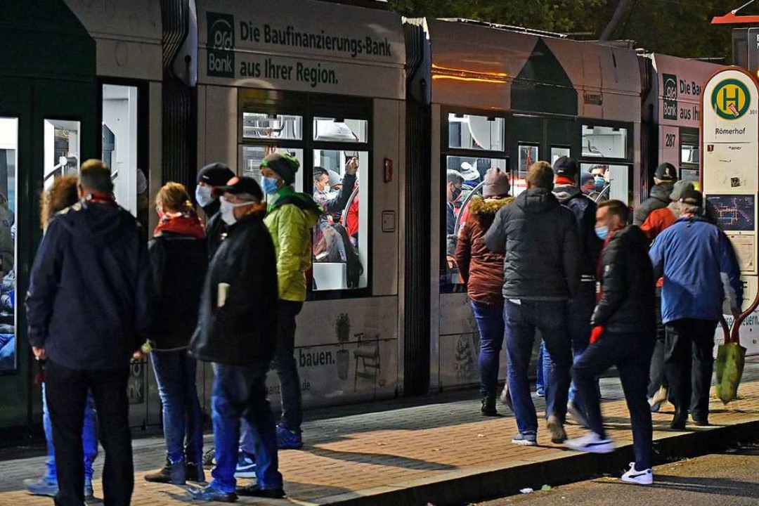 Fnf locker gefllte Straenbahnen rei... der Haltestelle Rmerhof wegzubringen  | Foto: Michael Bamberger