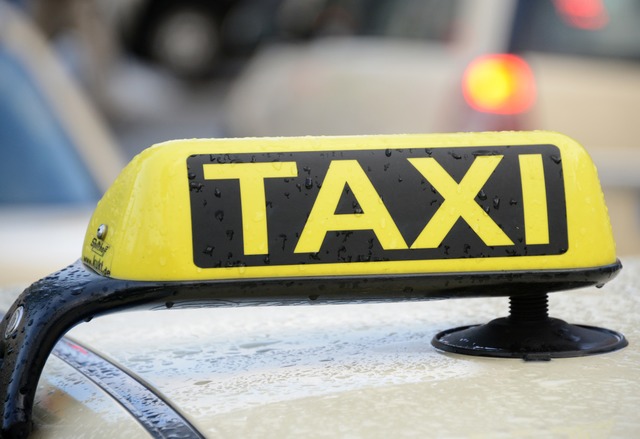 Ein aufmerksamer Taxifahrer hat einen Enkeltrickbetrug in Buchenbach verhindert.  | Foto: Daniel Bockwoldt/dpa