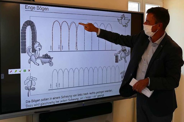 Auf dem neuen Smartboard kann auch ein...germeister Volker Kieber demonstriert.  | Foto: Frank Schoch