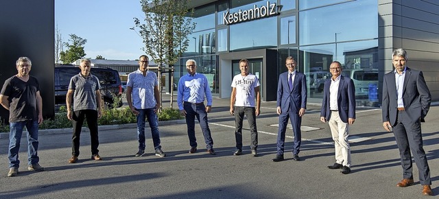 <BZ-FotoAnlauf>Mercedes-Benz-Center:</...exander Oppitz (rechts) ausgezeichnet.  | Foto: Kestenholz GmbH