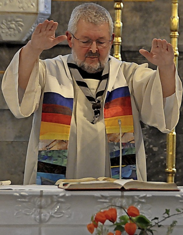 Pfarrer Michael Spath spendet beim Vespergottesdienst den Segen.  | Foto: Daniel Gramespacher
