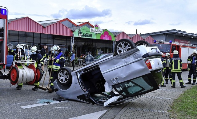 Kopfber kam der Kleinwagen nach einem Unfall in der Tullastrae zum Stillstand.  | Foto: Wolfgang Knstle