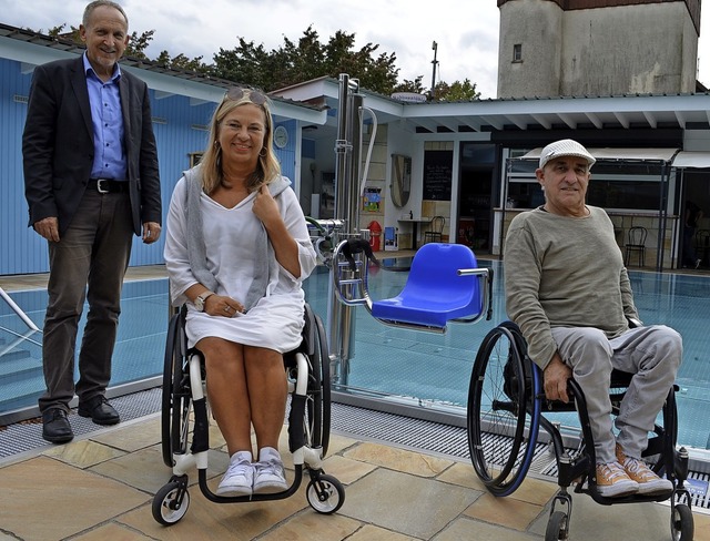 Bei der Vorstellung des Pool-Lifters i... Menschen mit Behinderung (von links)   | Foto: Nikolaus Bayer