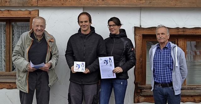 Uli SpieIberger (von links), Marco und...er bei der bergabe der Auszeichnung.   | Foto: Liane Schilling
