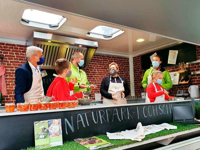 Landeskultusministerin Susanne Eisenma... in Buchenbach den Naturpark-Kochbus.   | Foto: Naturpark Sdschwarzwald