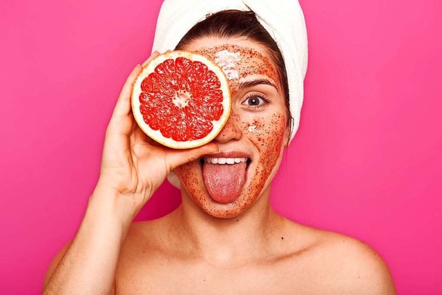 Fruchtsure erfrischt die Haut (Symbolbild).  | Foto: Sementsova321 (Adobe Stock)