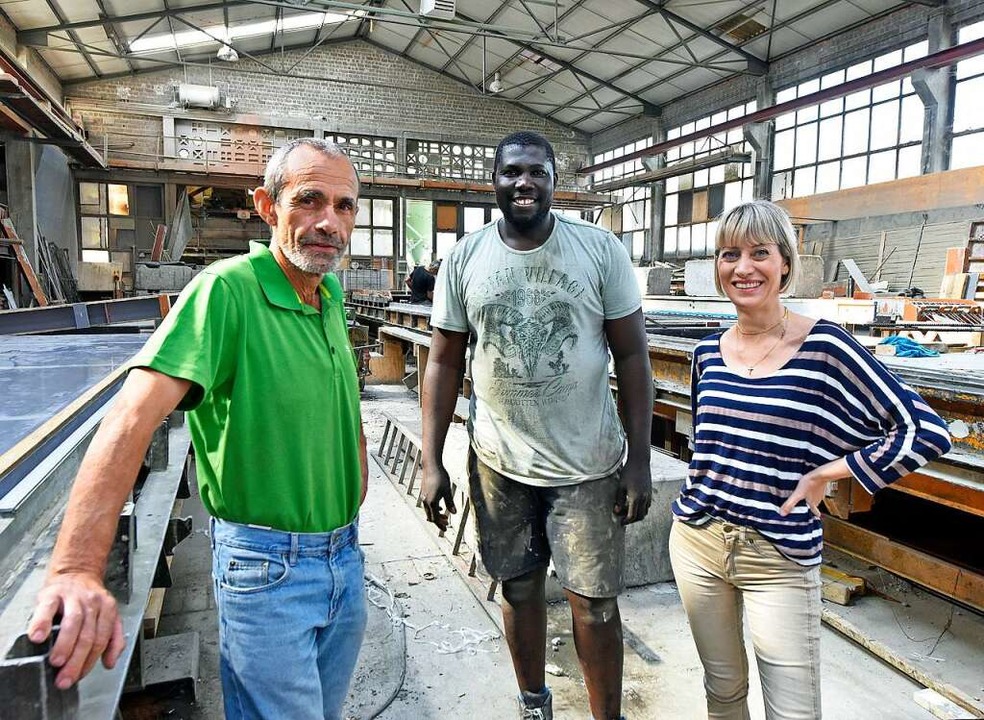 Buba Sonko (Mitte) mit seinen Chefs Ja...der Firma Egenter in Freiburg-Haslach.  | Foto: Michael Bamberger