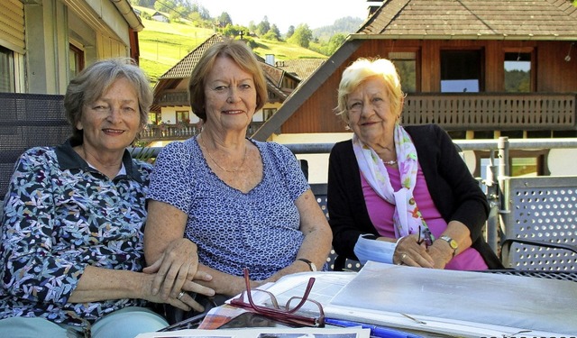 Marianne Riedrich, Renate Kassner und ... nach 65 Jahren zurck ins Mnstertal.  | Foto: Manfred Lange