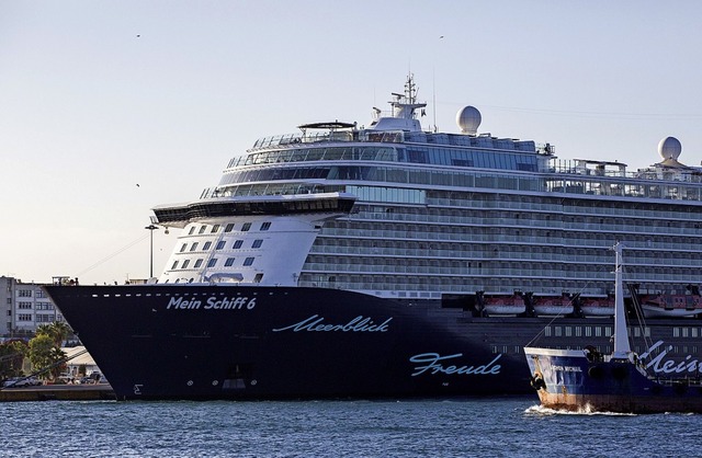 Das Kreuzfahrtschiff &#8222;Mein Schif... in der griechischen Hafenstadt Pirus  | Foto: Socrates Baltagiannis (dpa)