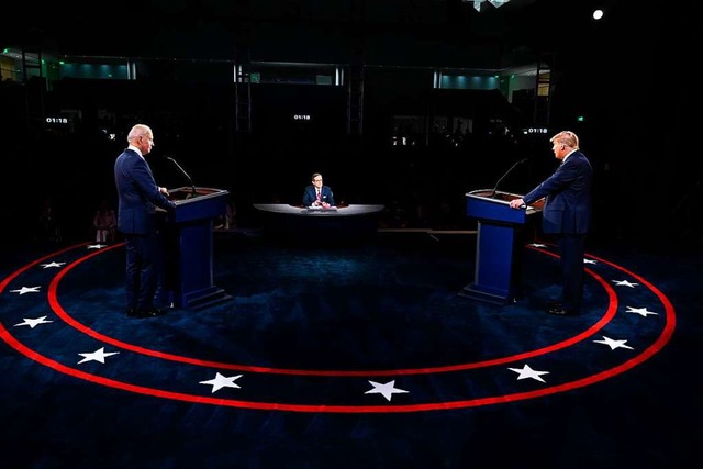 Joe Biden (links) und Donald Trump (re...wischen ihnen Moderator Chris Wallace.  | Foto: Olivier Douliery (dpa)