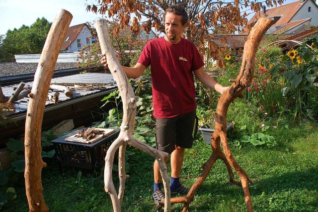 Frank Brauer bearbeitet Totholz und macht daraus Skulpturen und Stehlampen.  | Foto: Petra Wunderle