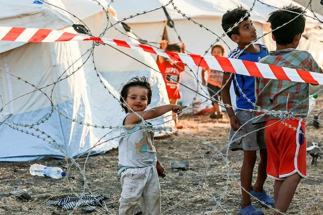 Kinder im neuen Flchtlingslager auf Lesbos  | Foto: MANOLIS LAGOUTARIS