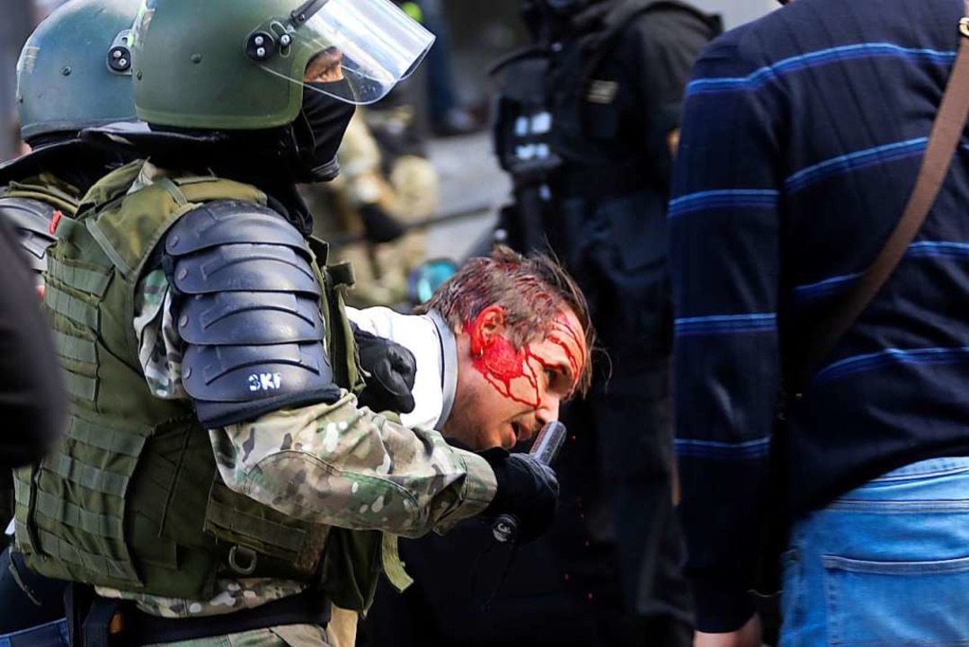 Bereitschaftspolizisten nehmen am 13. ...monstration in Minsk einen Mann fest.   | Foto: Uncredited (dpa)