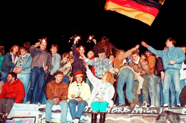 Menschen feiern die ffnung  der Berliner Mauer am 9. November 1989.  | Foto: DB (dpa)
