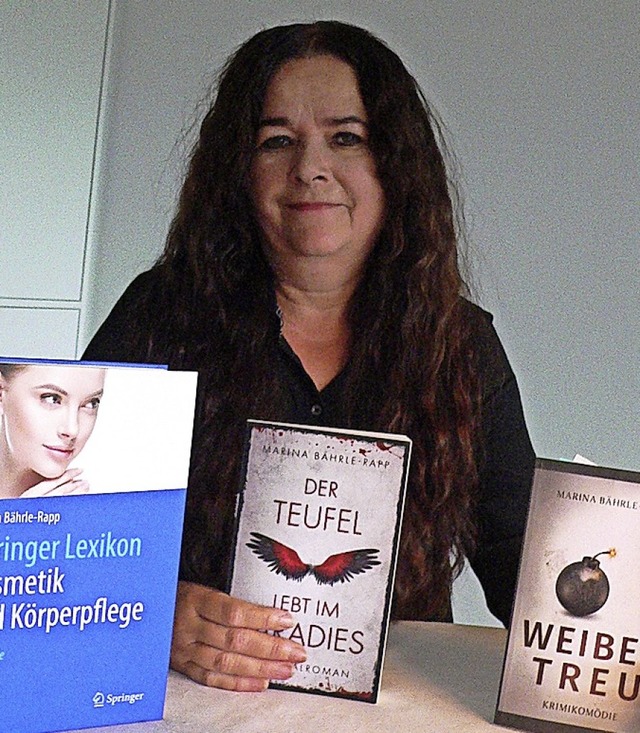 Die Autorin Marina Bhrle-Rapp aus Horheim mit ihren Krimis und dem Sachlexikon.  | Foto: Rosemarie Tillessen