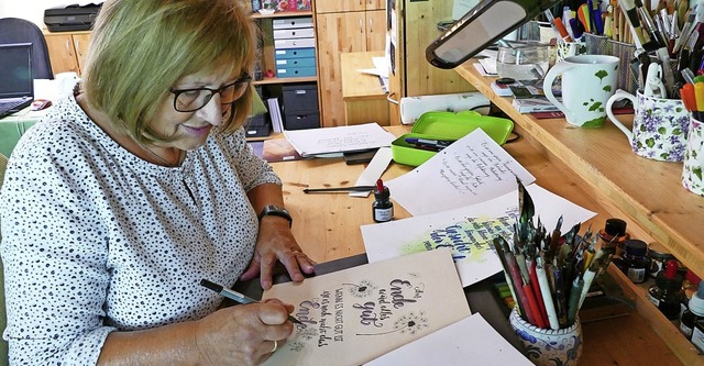 Kalligrafielehrerin Waltraud Saier ist...tlerin mit Feder, Fller oder Pinsel.   | Foto: Susanne Filz