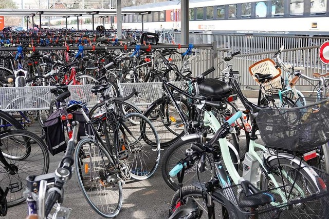 Besonders viele Fahrrder werden am Bahnhof von Schweizer Rheinfelden entwendet.  | Foto: Valentin Zumsteg