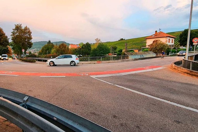 Im Zuge des Neubaus der Bahnbrcke (re...  Kreuzung (vorne) umgestaltet werden.  | Foto: Julius Wilhelm Steckmeister