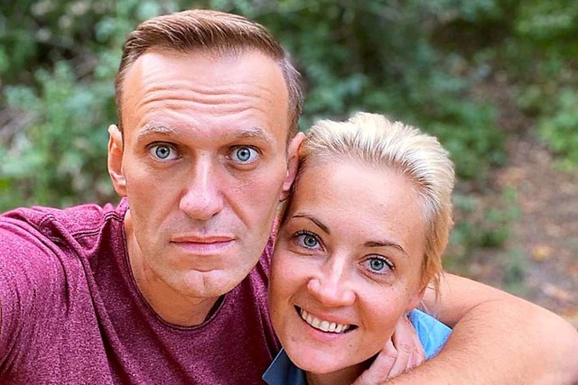 Alexej Nawalny und seine Frau Julia an einem unbekannten Ort in Deutschland.  | Foto: Uncredited (dpa)