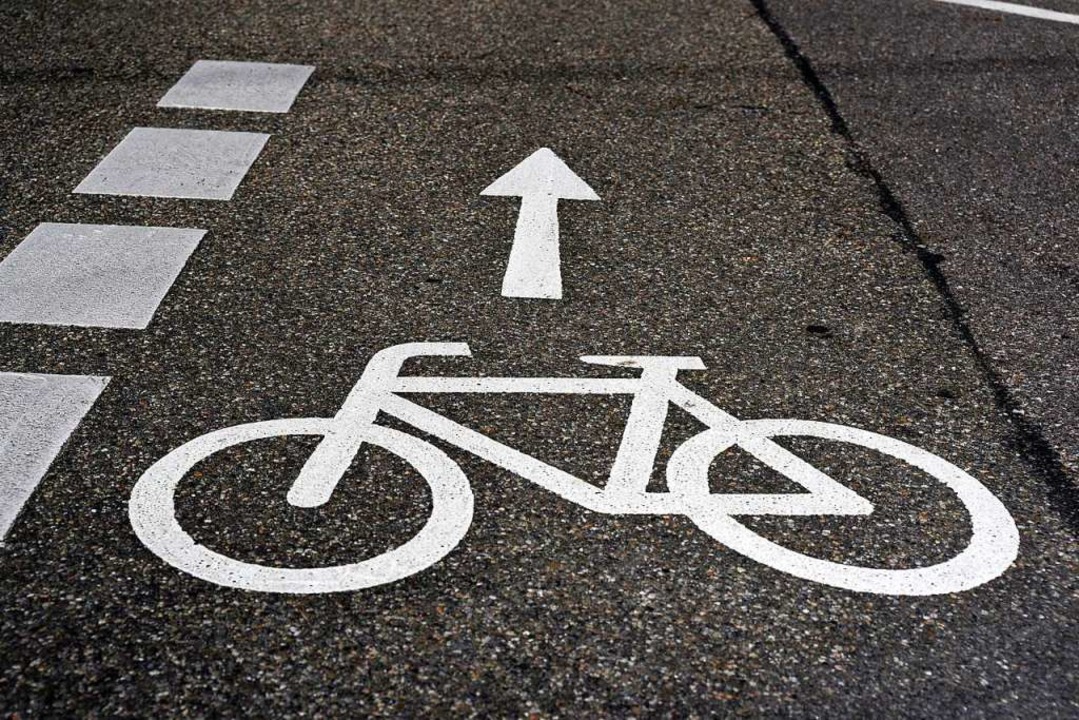 Beim Abbiegen hat ein LKW-Fahrer auf d...ne Radfahrerin bersehen (Symbolbild).  | Foto: Thomas Kunz