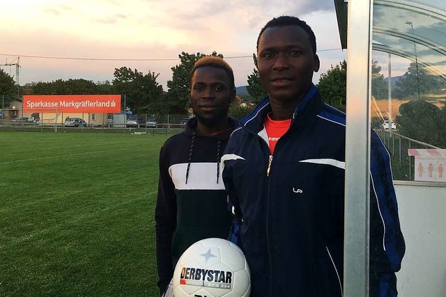 Modou Nije (l.) und Janko Dampha auf dem Platz  | Foto: Dominik Bloedner