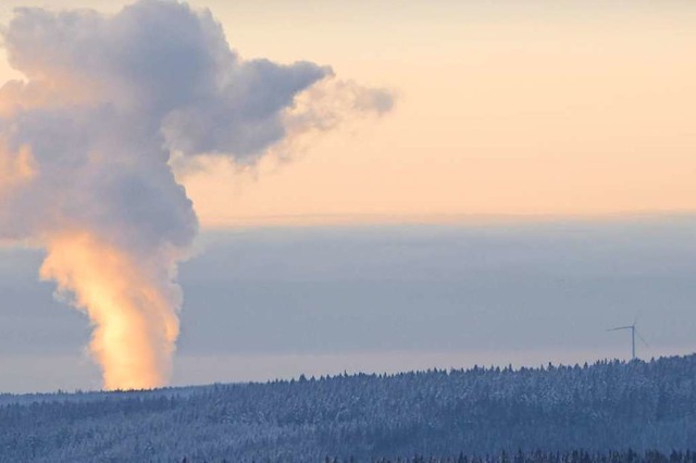 Energiewende? Links von Schwrzenbach ...bstadt, rechts das Windrad Olpenhtte   | Foto: Peter Stellmach